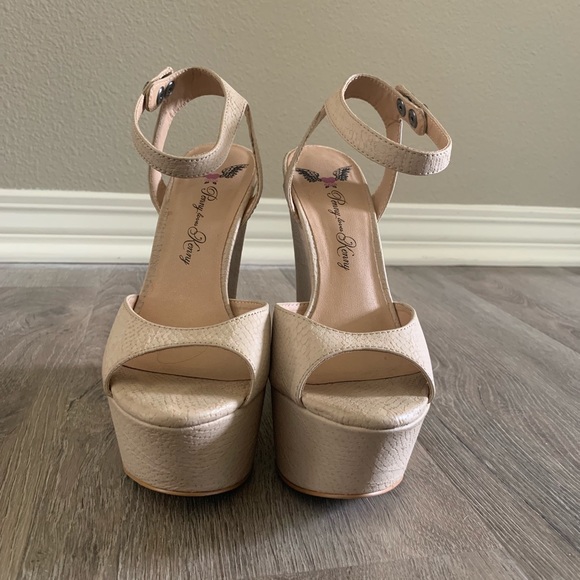 Penny loves Kenny wedges. - Picture 4 of 6